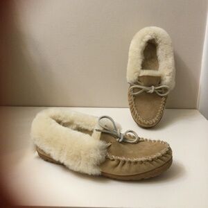L.L.Bean Wicked Good Moccasins  Suede Shearling Slippers Women ‘s Size 9 Beige